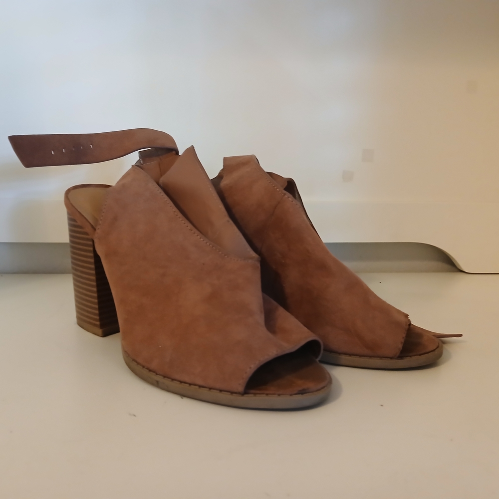 Elegant Tan Peep-Toe Block Heel Sandals